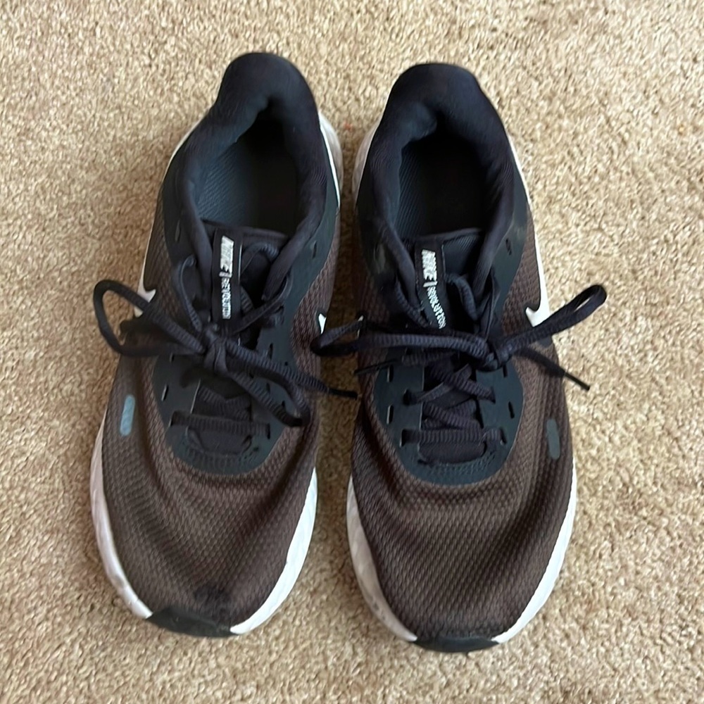 Black Nike sneakers size 7.5
